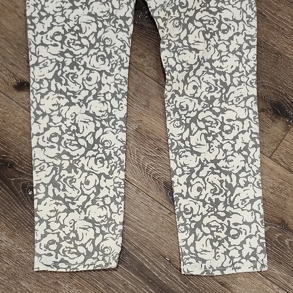 Dear John Off White Grey Womens Floral Cropped Ankle Jeans Low Mid Rise Sz 26 - Picture 9 of 10